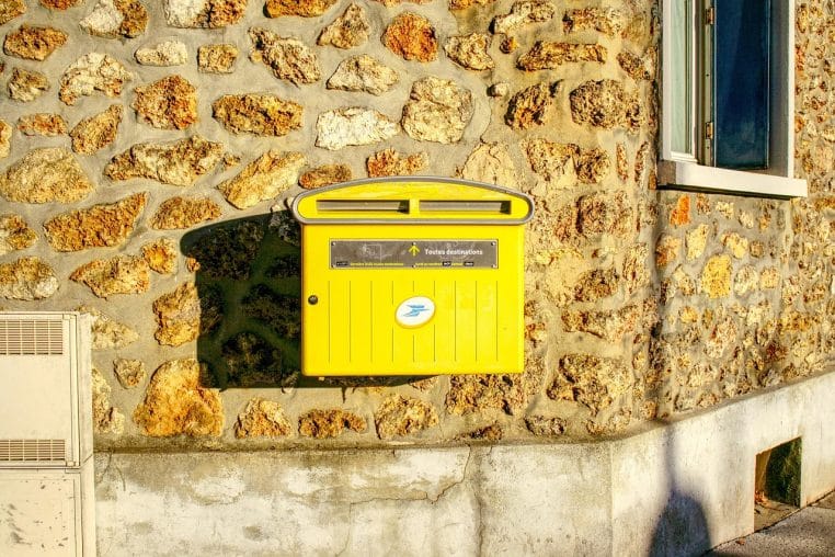Boîte aux lettres La Poste murale en extérieur.
