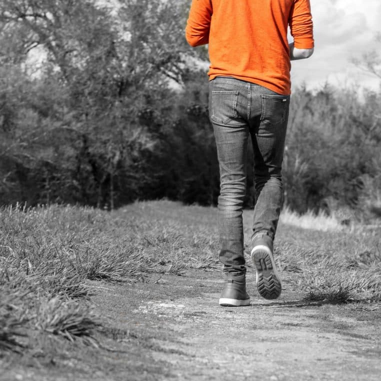 Enfants marchant sur un petit chemin dans la verdure.