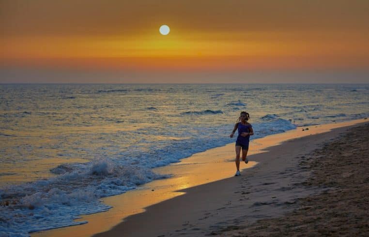 Femme marche à la plage