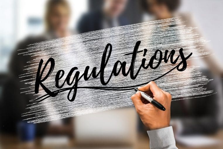 Groupe de collègues assis autour d’une table en open space.