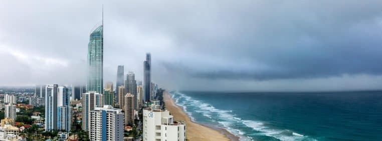 Ciel orageux au-dessus d’une plage en Australie.