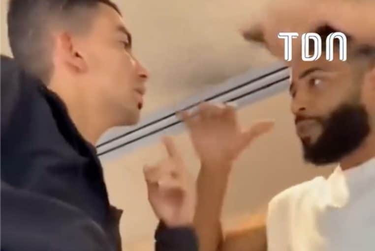 Passager parle fort dans le train