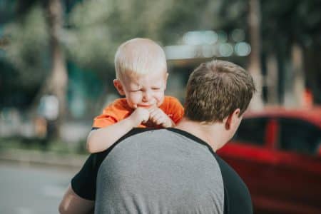 Il abandonne ses enfants dans la voiture