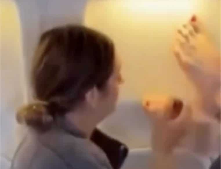 Vernis à ongles aux pieds en avion