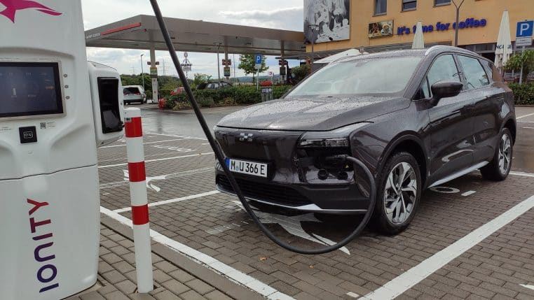 Voiture électrique branchée sur borne Ionity.