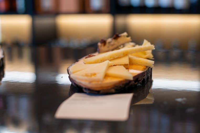 Porte-addition avec ticket de caisse au restaurant.