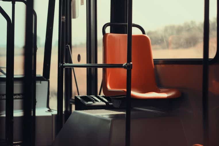 sièges rouge à l’intérieur d’un bus.