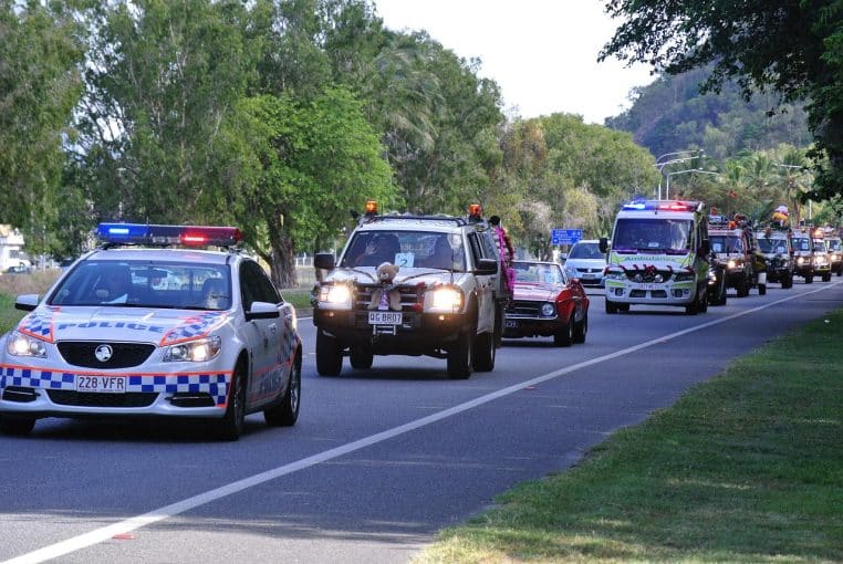 Ambulance bloquée dans un embouteillage sur autoroute.