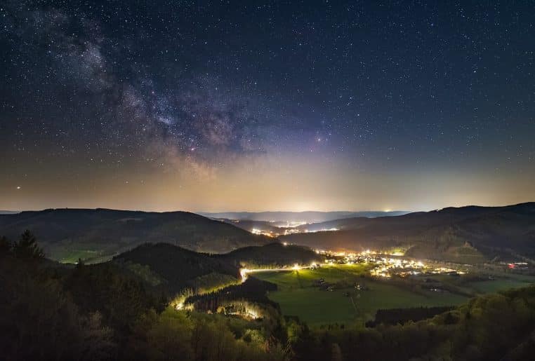 Voie lactée bien contrastée au-dessus d’un horizon sombre.