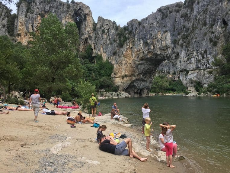 Vue rivière et arche naturelle du Pont d’Arc à Vallon-Pont-d’Arc.