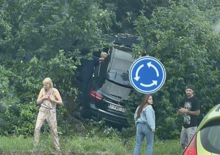 voiture rond-point