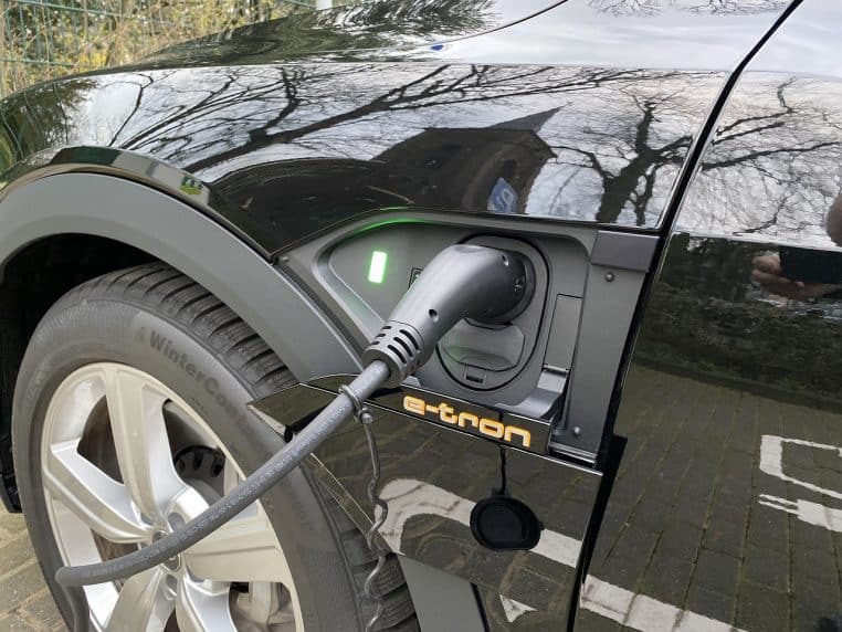 Borne domestique de recharge murale.