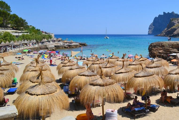 Cala Sant Vicenç à Majorque avec parasols alignés.