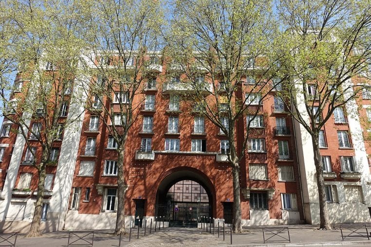 Grand immeuble d’habitat social à Paris 19e