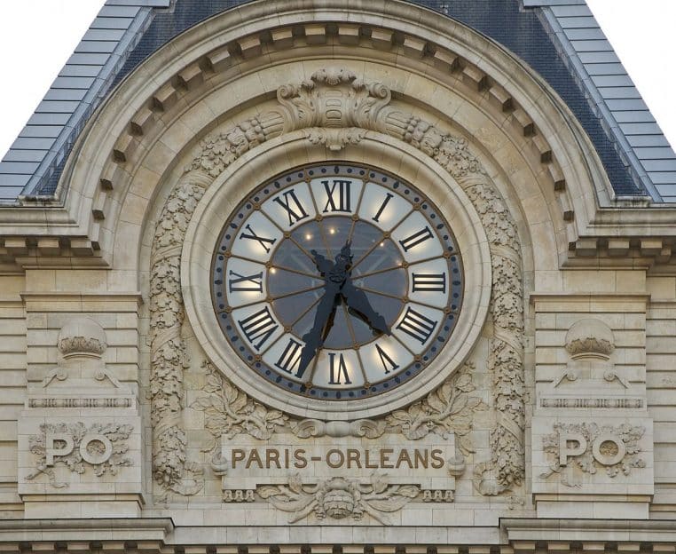 Grande horloge de la façade du musée d’Orsay à Paris, cadran rétro éclairé.