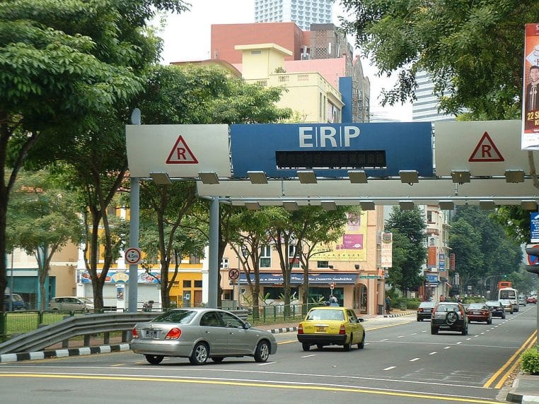 Portique ERP à Singapour, circulation fluide sur voie urbaine.