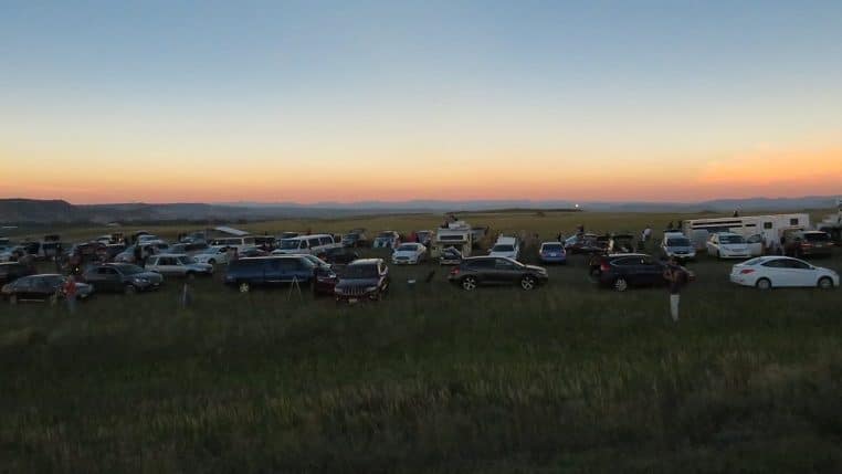Paysage prairie avec lueur de crépuscule circulaire pendant une éclipse