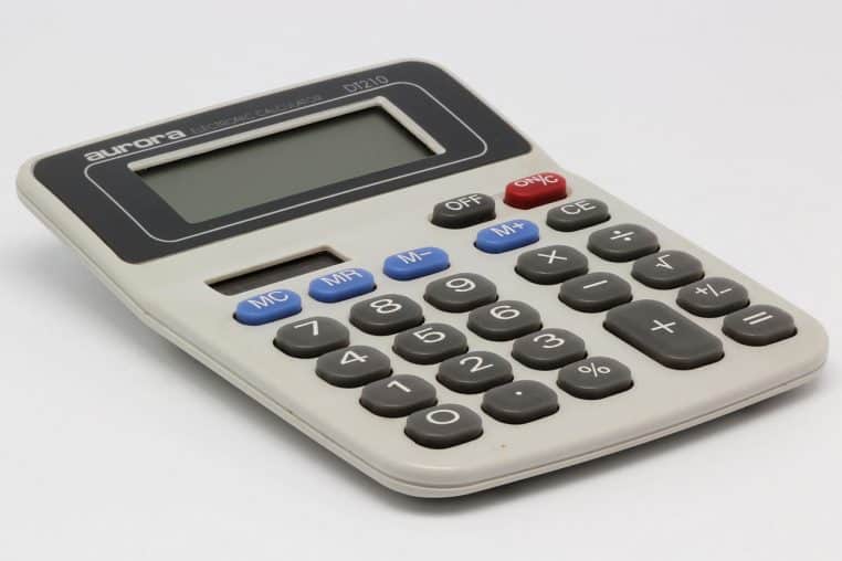 Calculatrice électronique posée sur un bureau