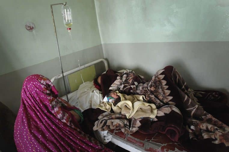 Mère allongée avec son bébé quelques heures après l’accouchement