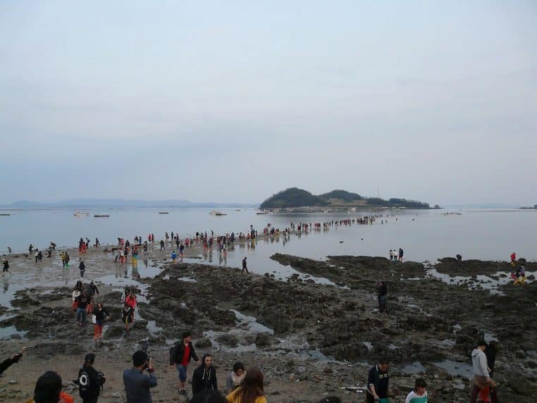 Chemin de sable apparaissant entre les îles de Jindo et Modo, foule de visiteurs.