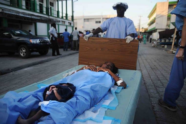 Transfert d’une mère et de son nouveau-né vers la salle de post-opération