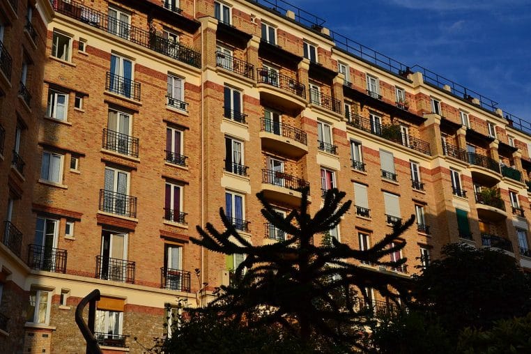 Façade historique d’un immeuble de logement social parisien