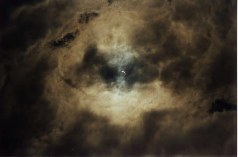 Éclipse totale avec halo brillant et ciel assombri