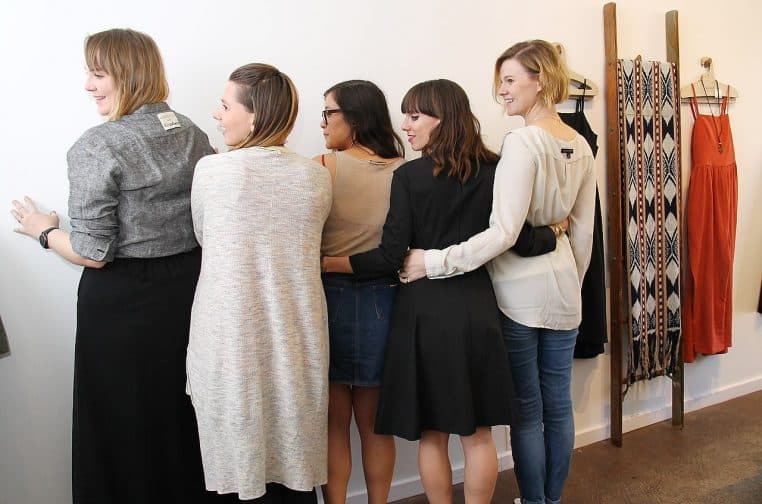 Femmes portant des vêtements à l’envers avec étiquettes visibles.