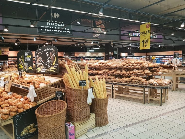 rayon de pain en grande surface, baguettes en paniers.