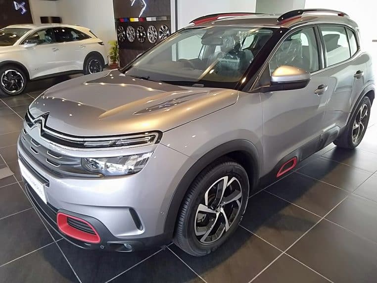 Citroën C5 Aircross gris, vue de face en showroom