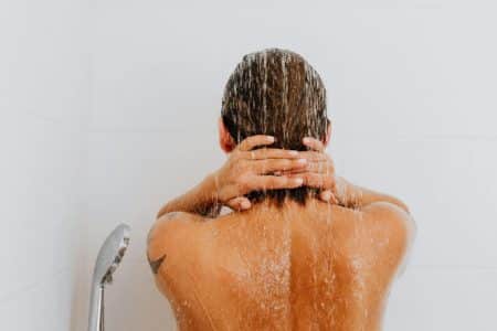 Femme prend une douche