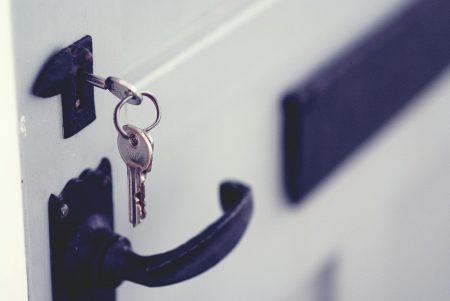 Clé dans la serrure sécurité publique