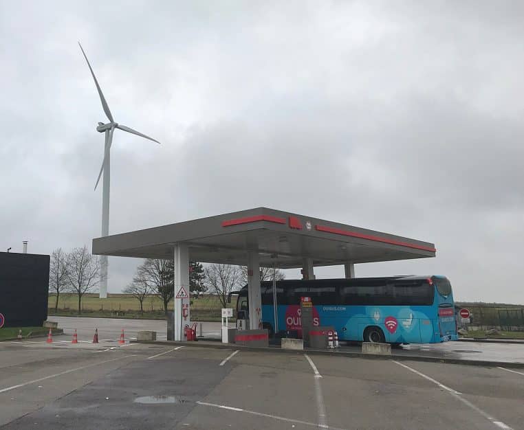 Totem et pistes d’une station-service sur autoroute