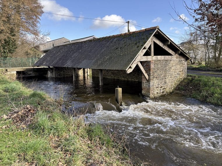 lavoir en pierre sous l’eau après crue