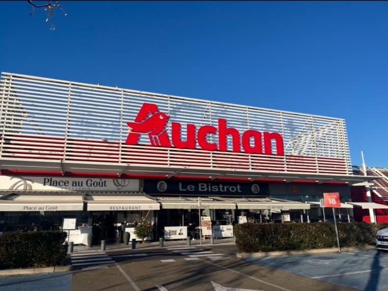 Entrée d’un hypermarché Auchan à Nîmes en 2025