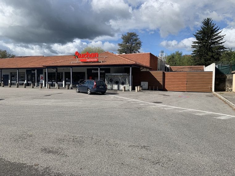 Façade d’un Auchan Supermarché à Belley