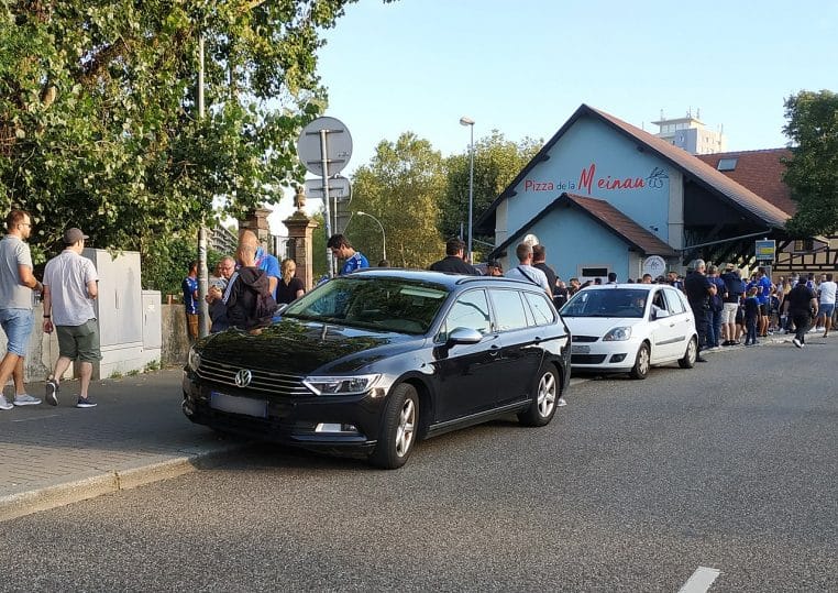 Volkswagen Passat banalisée de la police, garée lors d’un dispositif, gyrophare non déployé.