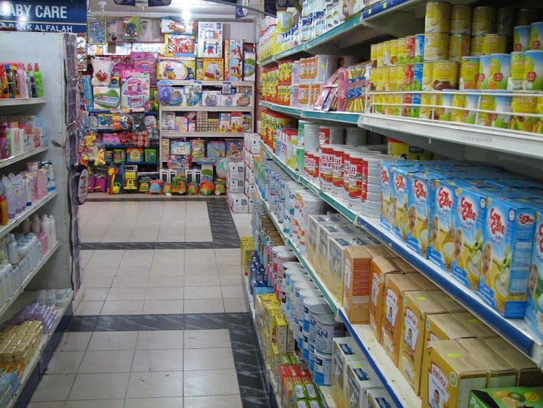 Rayon aliments pour bébé en supermarché, bocaux et gourdes alignés