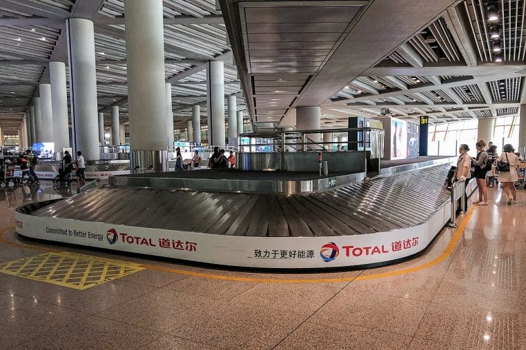 Passagers autour d’un carrousel à bagages dans un terminal