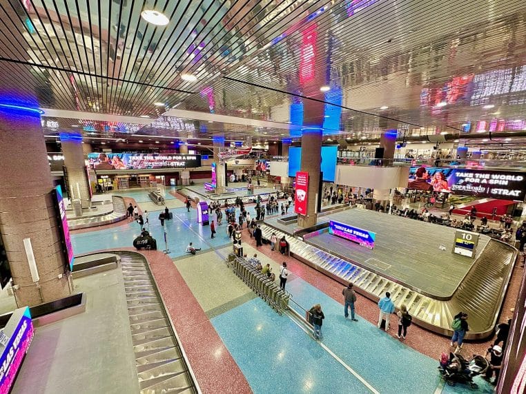 Carrousel à bagages avec plusieurs valises noires très similaires