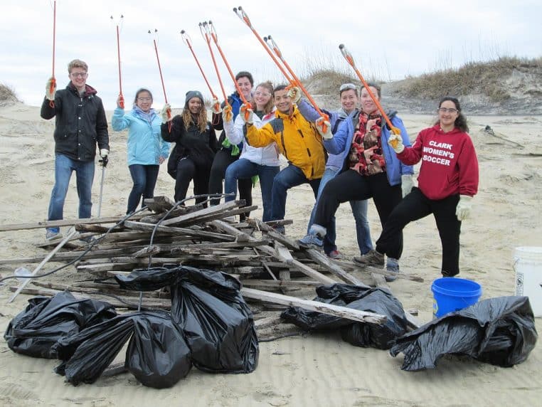 Volontaires ramassant des déchets sur une plage lors d’un nettoyage