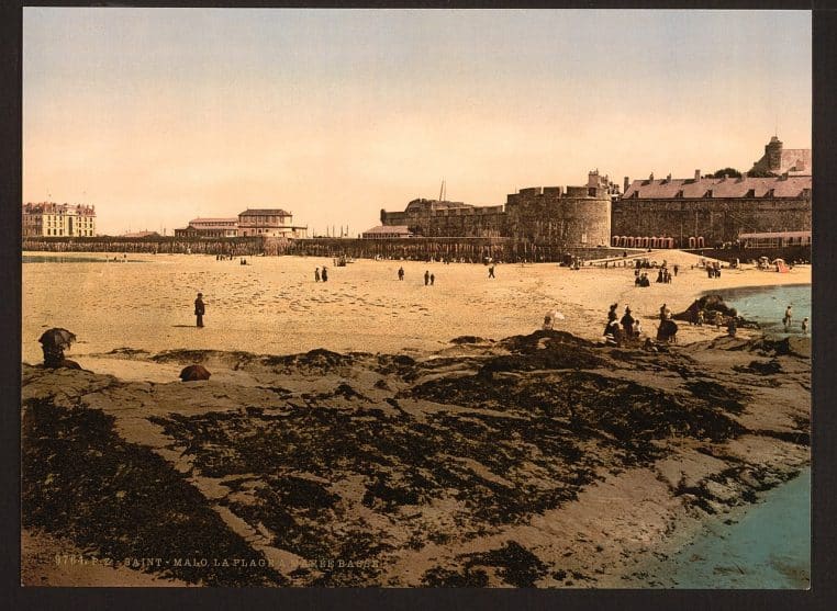 Vue historique de la plage de Saint-Malo à marée basse.