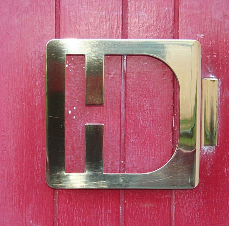 Le laiton reflète la lumière et attire l’œil, utile pour un effet dissuasif.