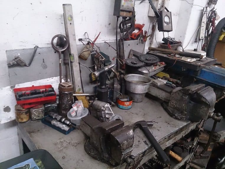 Atelier mécanique avec moteur à nu et établis