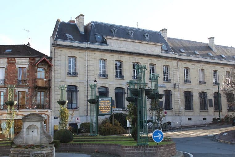 Façade d’un bâtiment administratif avec l’enseigne “Centre des finances publiques”.