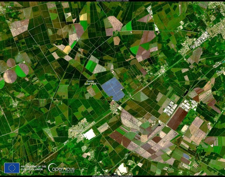 Vue aérienne du parc solaire de Cestas, parcelles bleutées.