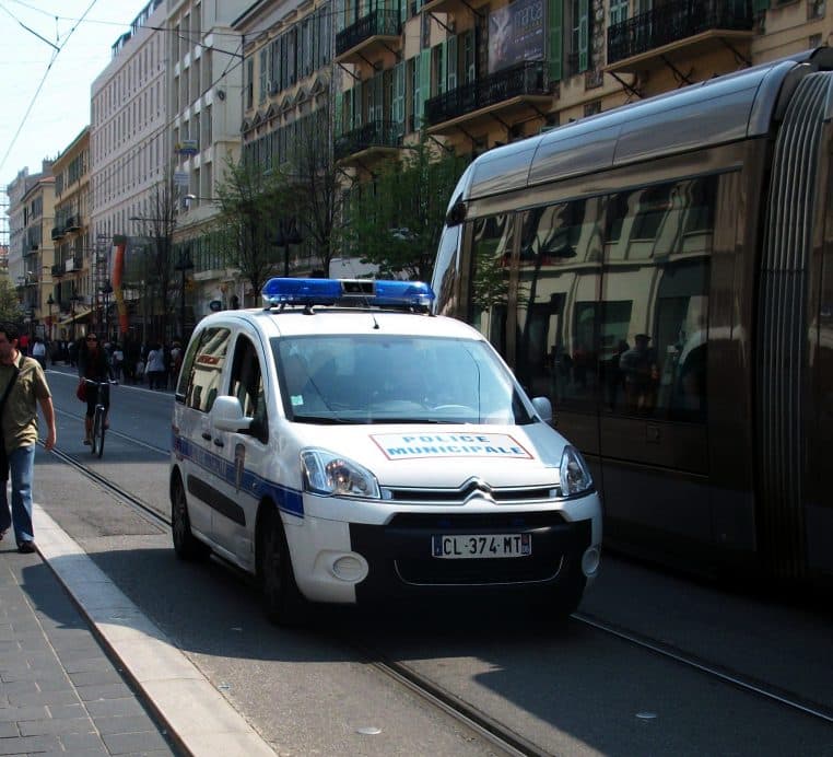 voiture de police municipale stationnée à Nice.
