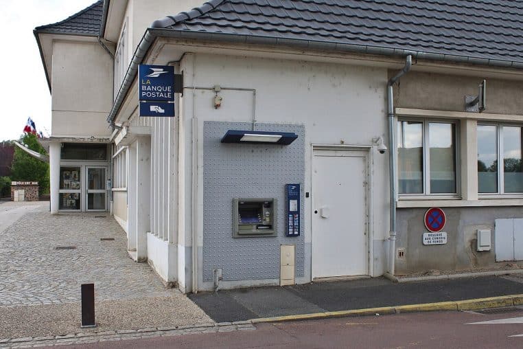 Distributeur La Banque Postale récent en façade municipale, France.