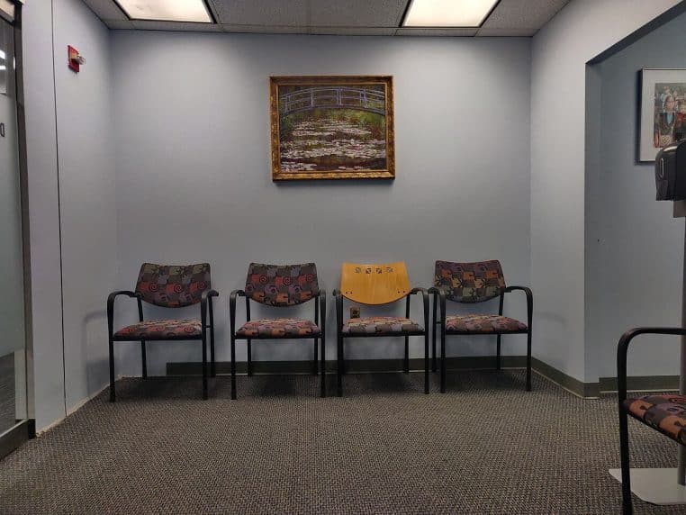 Salle d’attente d’un cabinet médical en France, chaises vides avant les consultations