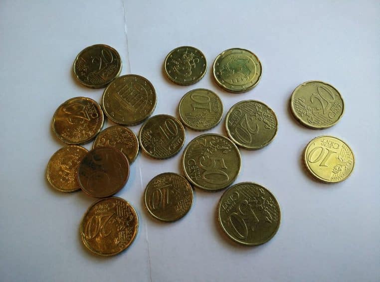 Pile de pièces en euro sur surface sombre.